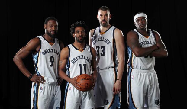 利物浦萨拉赫末段进球险胜曼联（萨拉赫终场前破门，利物浦险胜曼联）