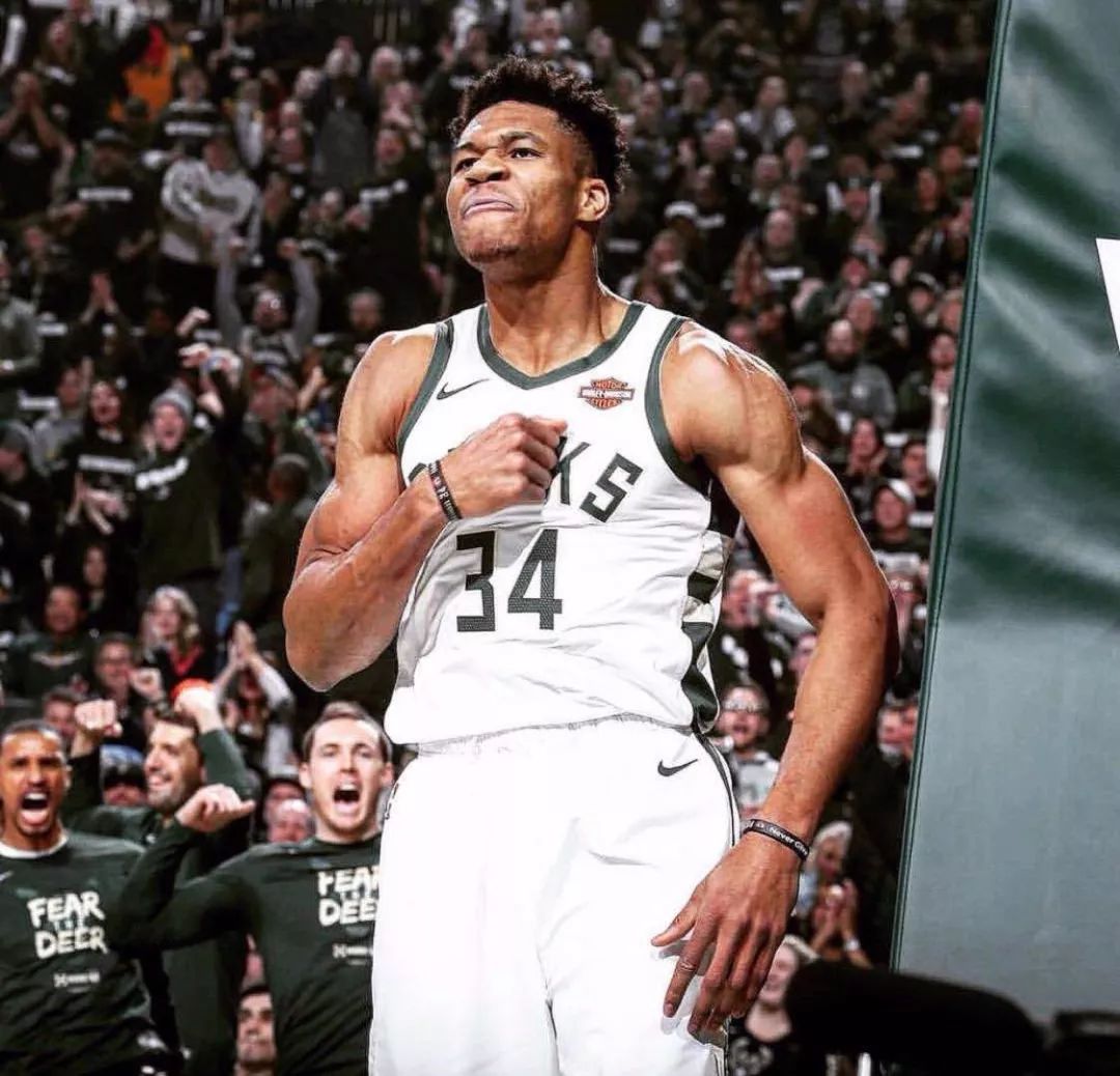 麦克阿瑟FCvs大埔亚冠赛前为香港大埔火灾遇难者...（亚冠赛前，麦克阿瑟FC对阵大埔，为香港大埔火灾遇难者致哀）