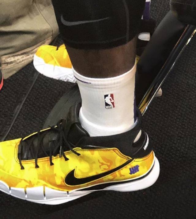 套娃，久保建英坐在涩谷的大久保建英像下握着一个小久保建英（久保建英坐在涩谷自己的巨型雕像下，手握迷你版的自己）