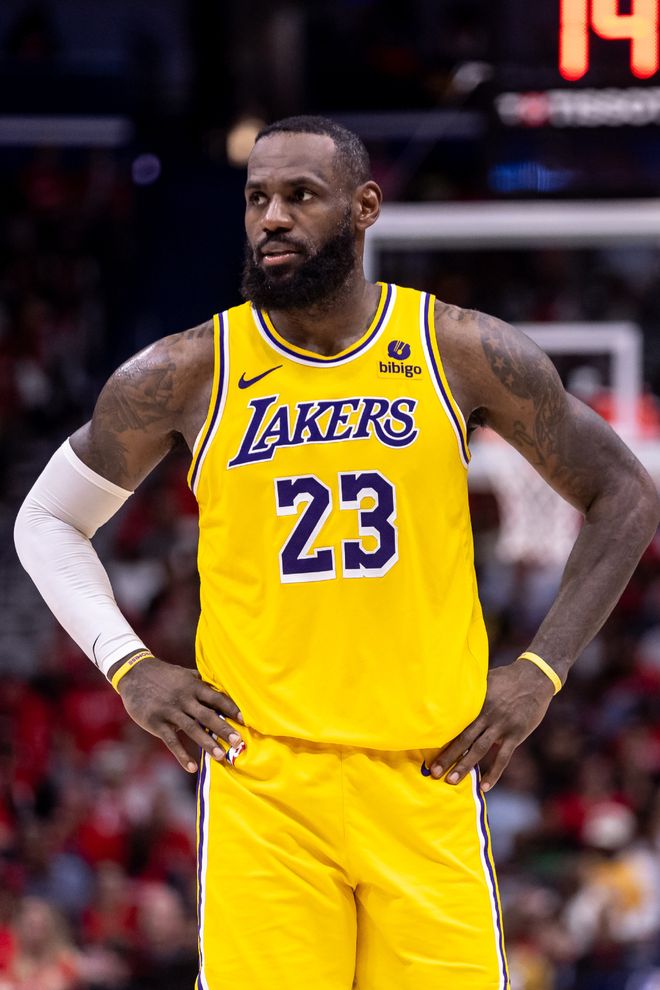 塞维利亚德比前双方极端球迷发生冲突，爆发斗殴并投掷焰火（塞维利亚德比前夕，双方极端球迷对峙升级为斗殴并投掷焰火）